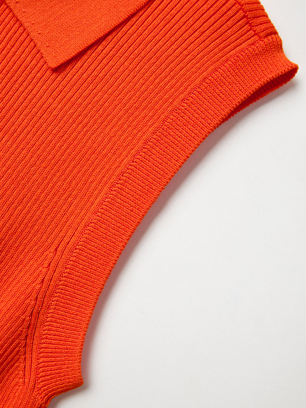 UTAA ドュカットゴールドシンボルニットスリーブネス オレンジ : Women's