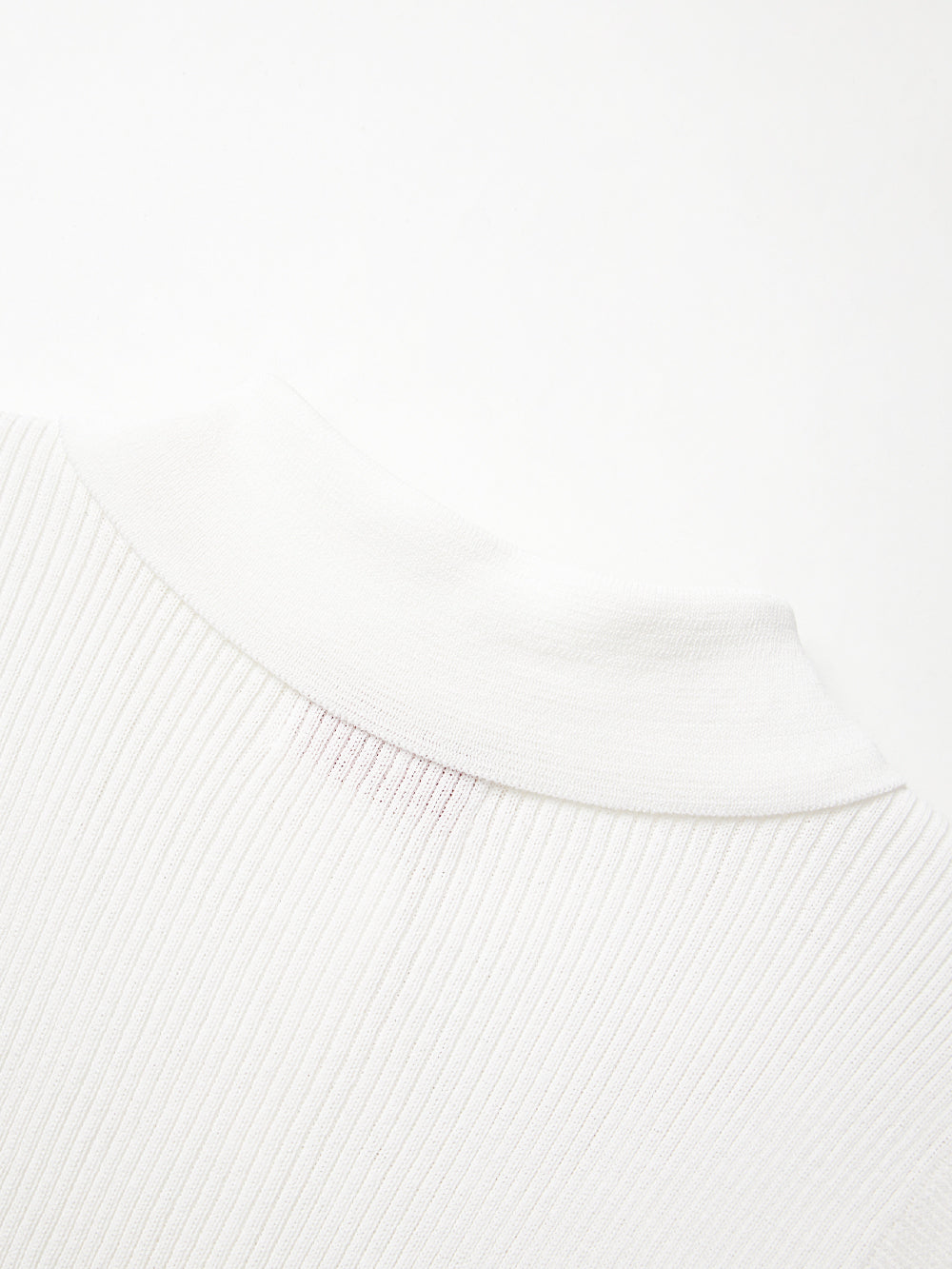 UTAA ドュカットゴールドシンボルニットスリーブネス ホワイト : Women's