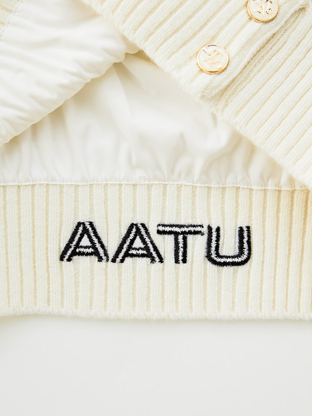UTAA アイシングカラーエンボスニットプルオーバー (女性用) ホワイト