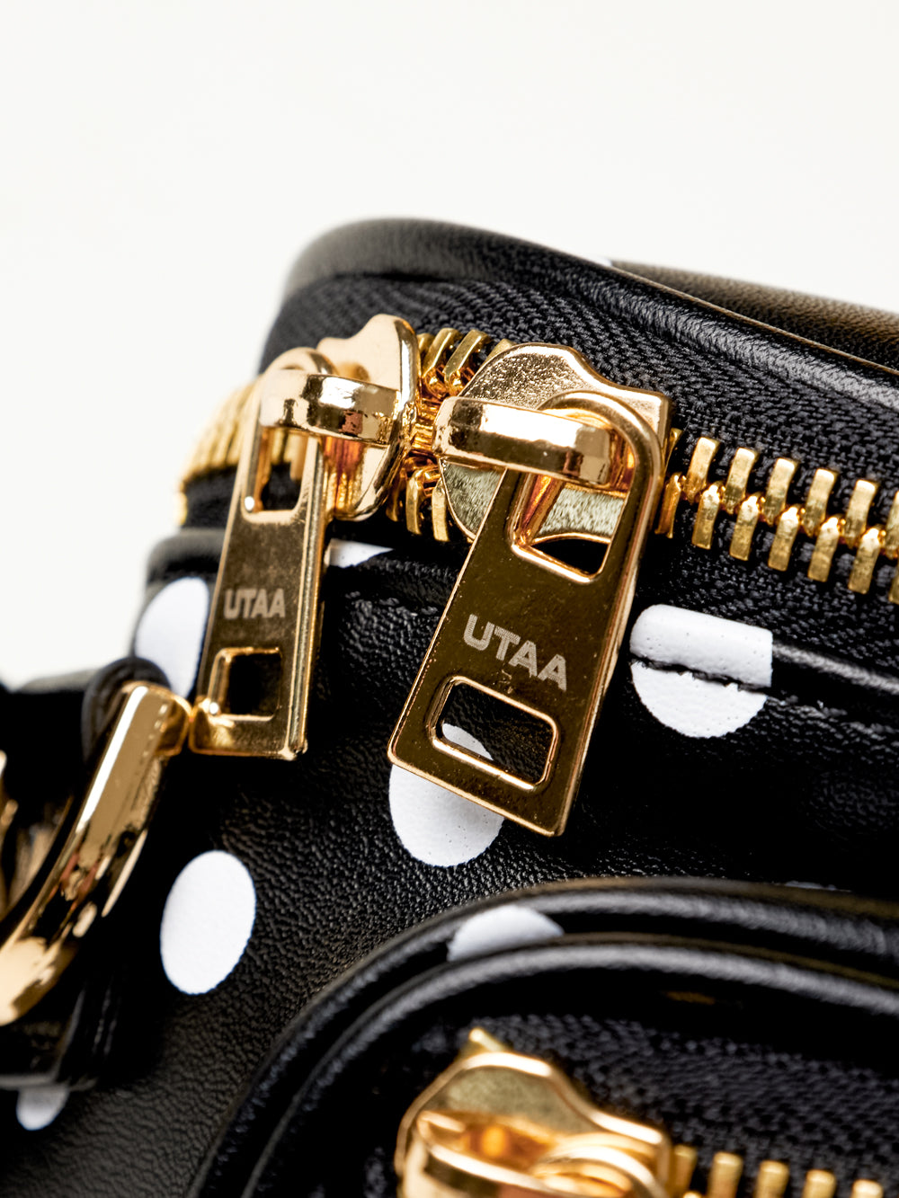 UTAA ドルチェクラシックドットベルトバッグ ブラック : Women's