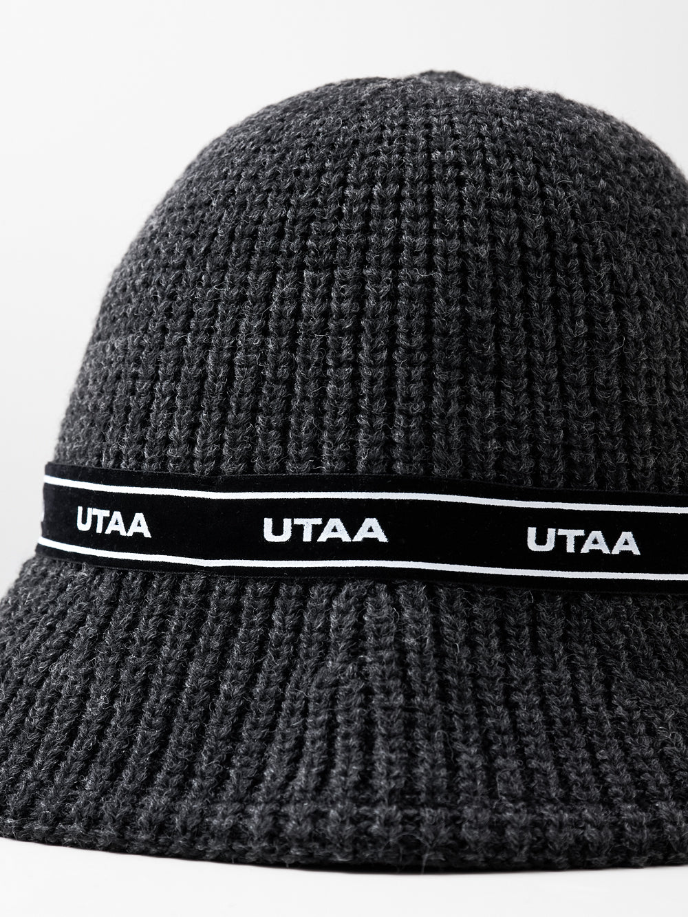 UTAA TypoストラップSnowballニットバケットハット CG : Women's