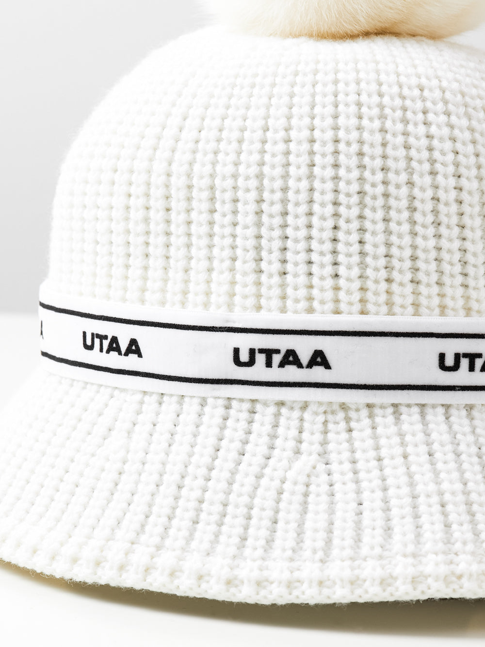 UTAA TypoストラップSnowballニットバケットハット ホワイト : Women's