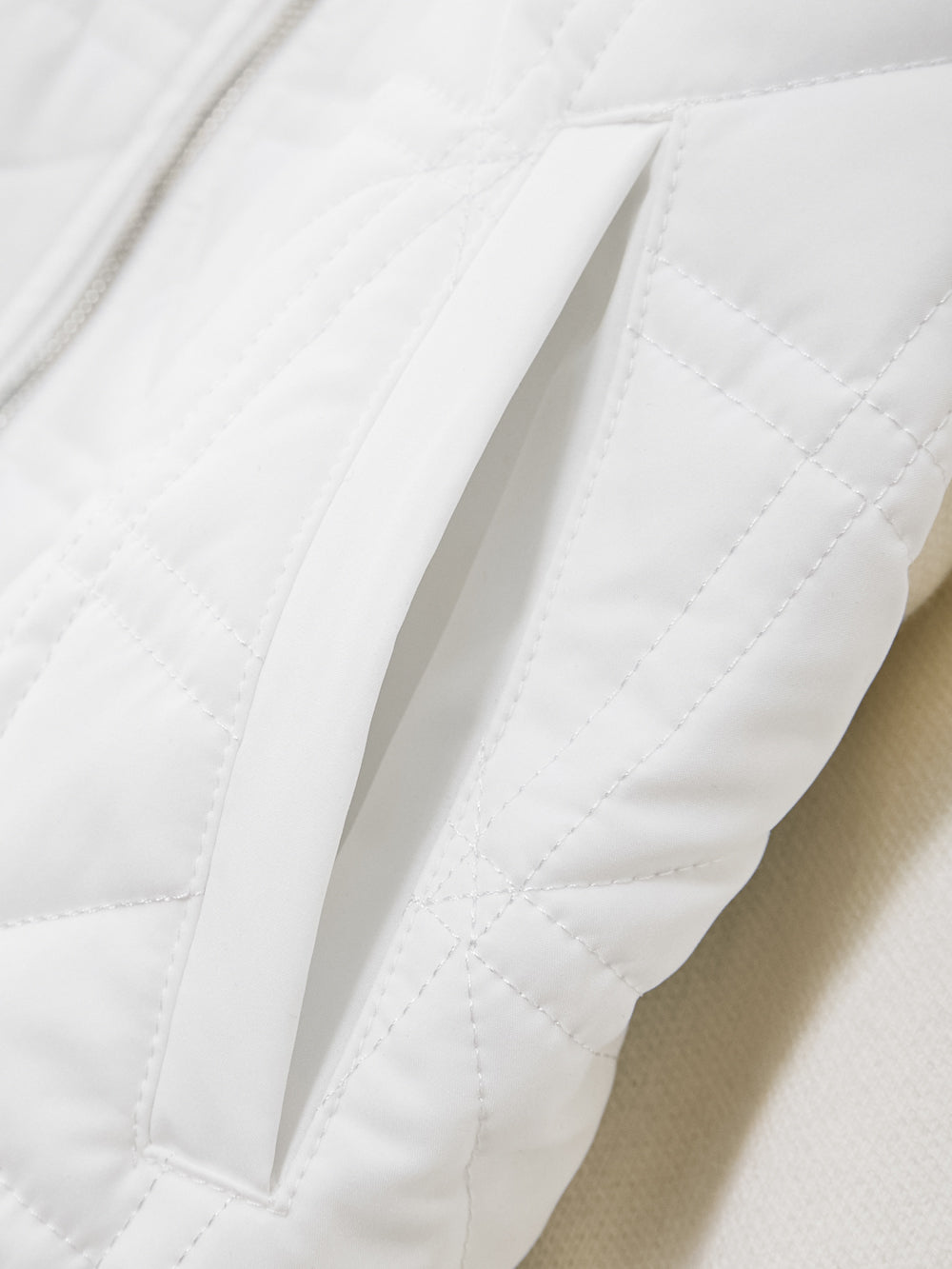 UTAA キルティングStitchニットミックスパディングジャンパー ホワイト : Women's