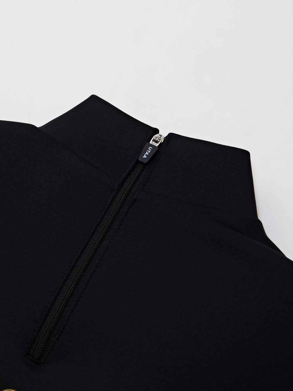 UTAA タイドリボンパンサーネオンタートルネックTee ブラック : Women's