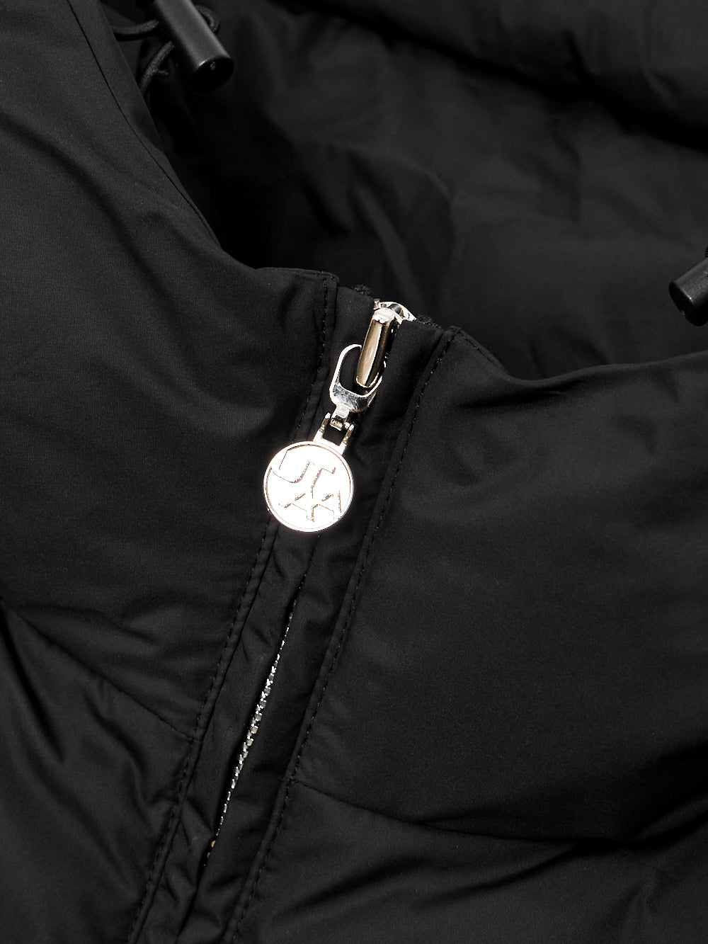 UTAA ブロックロゴHoodハーフZip-upダウンベスト ブラック : Women's