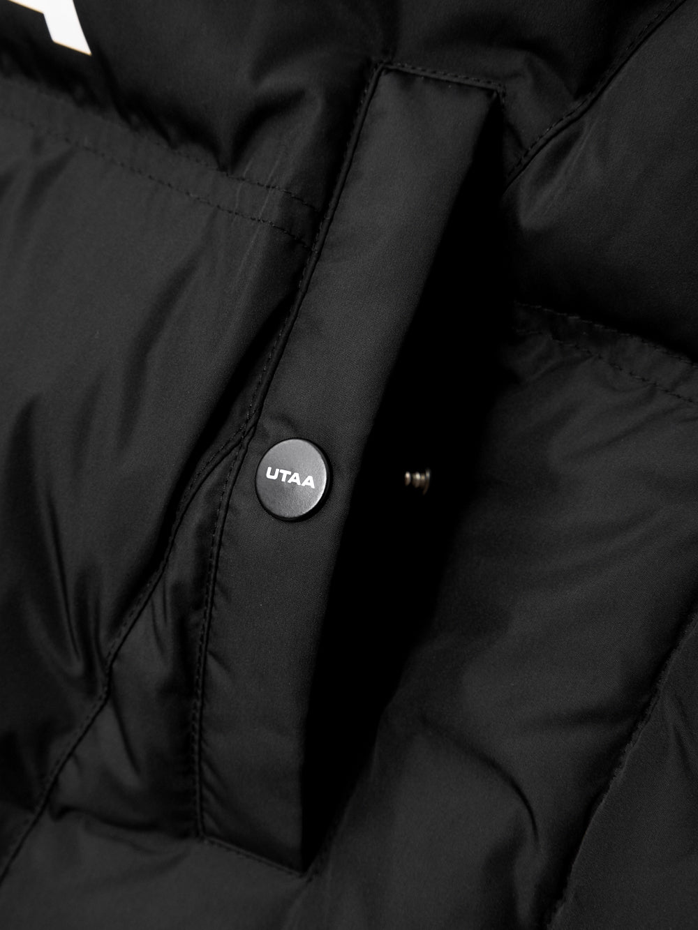 UTAA ブロックロゴHoodハーフZip-upダウンベスト ブラック : Women's