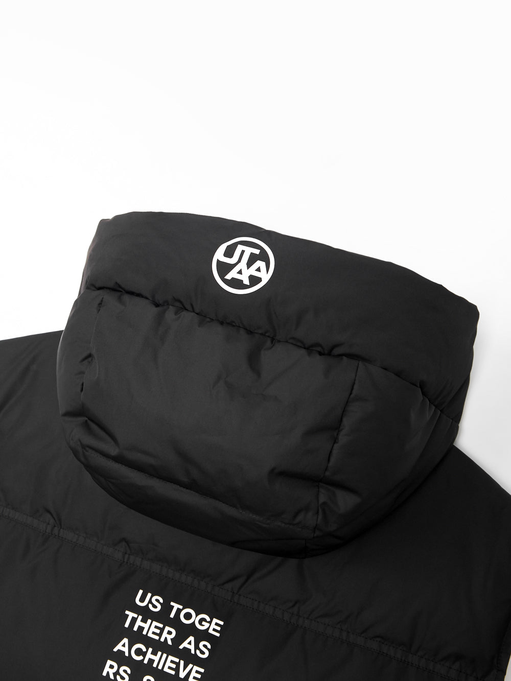 UTAA ブロックロゴHoodハーフZip-upダウンベスト ブラック : Women's