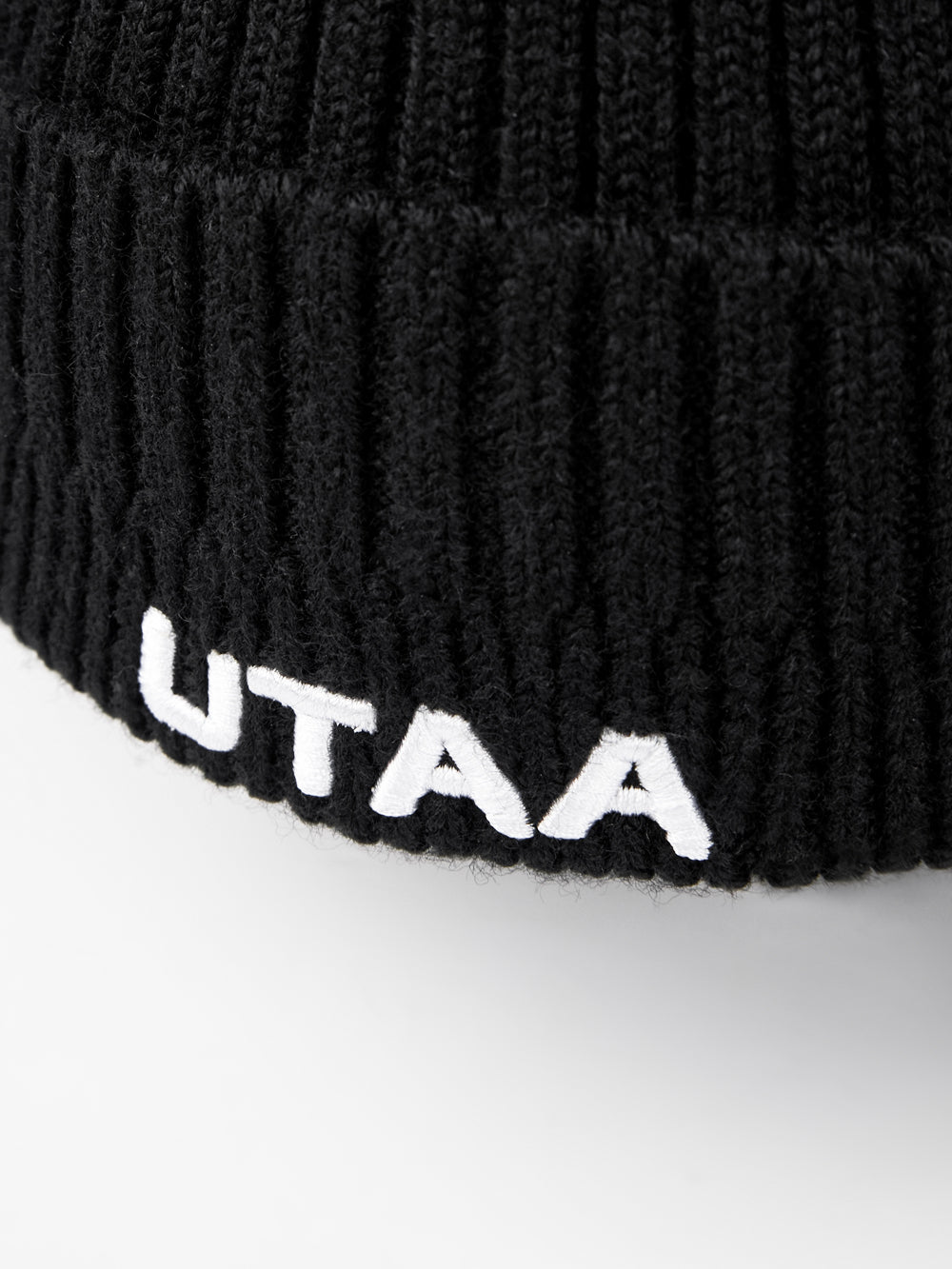 UTAA EmbelmEarflapニットビーニー ブラック : Women's