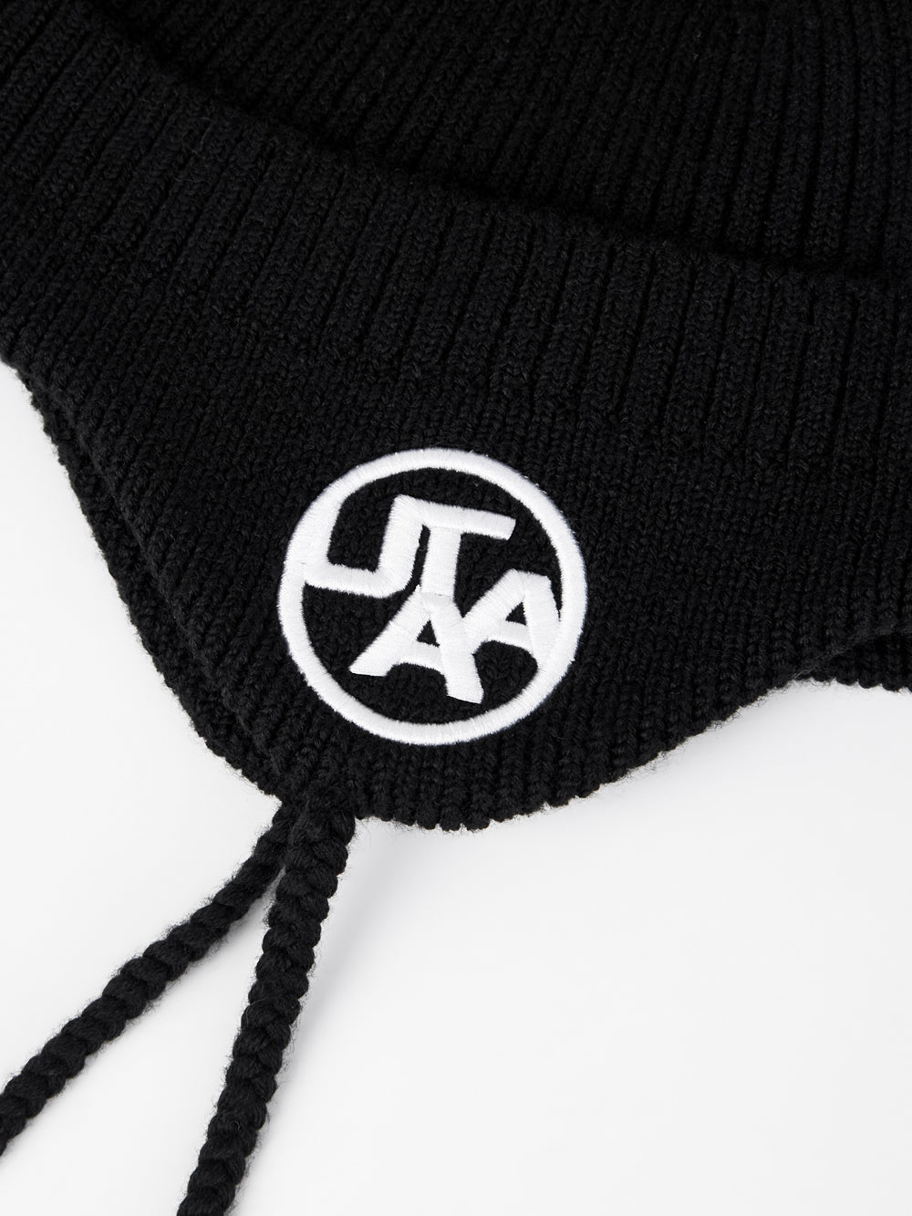 エンブレムイヤーフラップニットビーニー