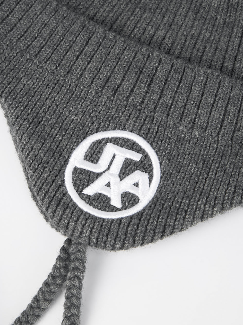 エンブレムイヤーフラップニットビーニー
