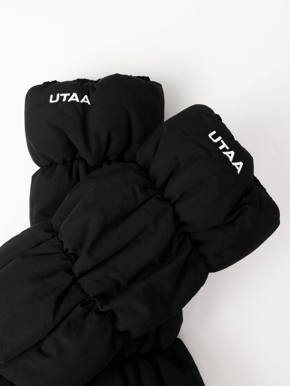 UTAA MinimalロゴブロックパディングLegWarmers ブラック : Women's