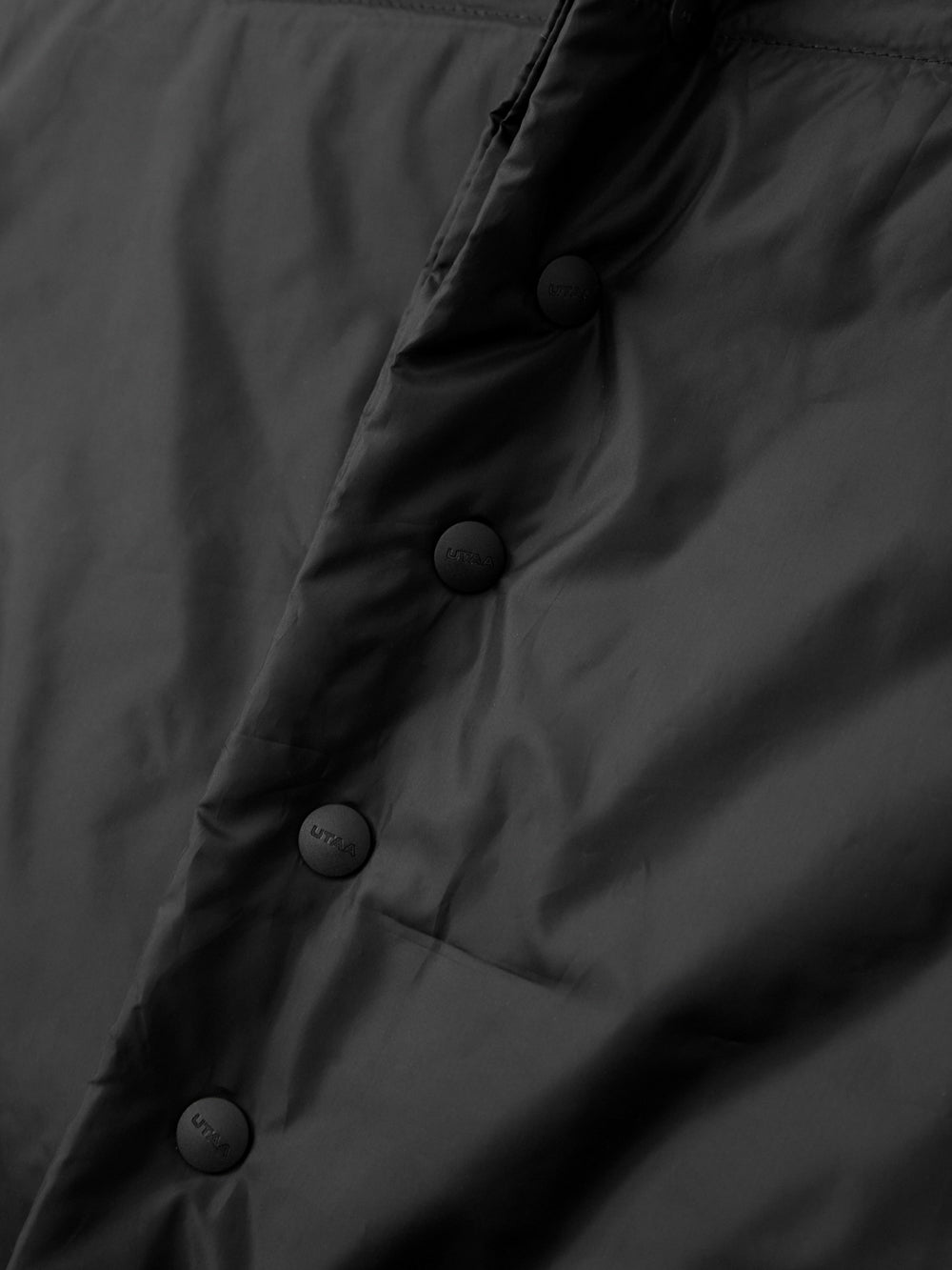 ビッグエンブレムパッディングショールケープ