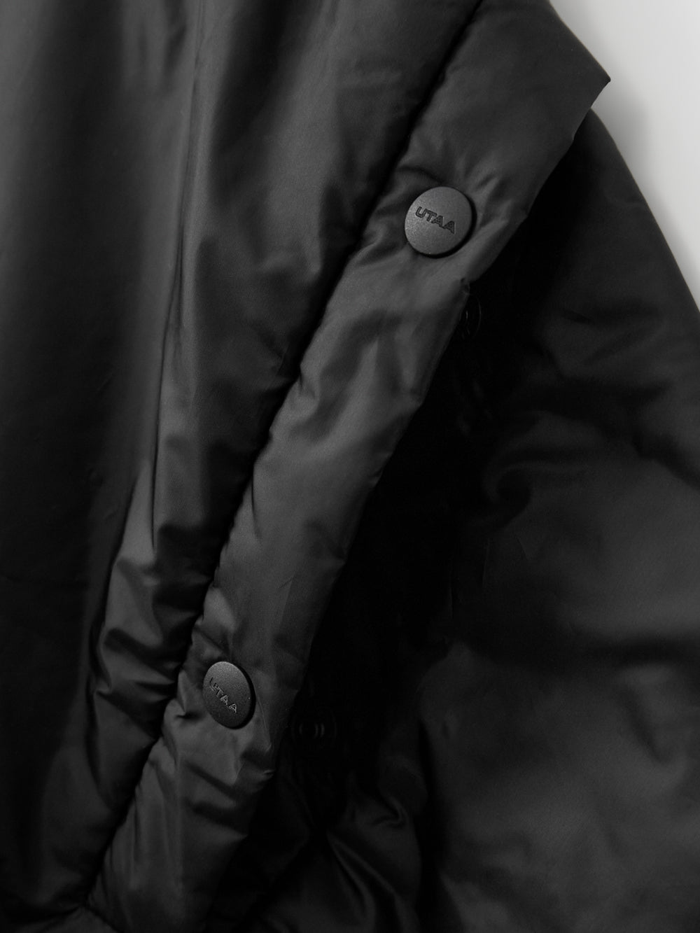 ビッグエンブレムパッディングショールケープ