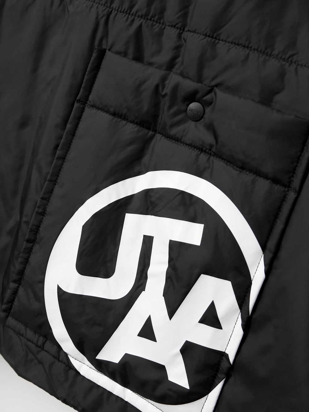 ビッグエンブレムパッディングショールケープ