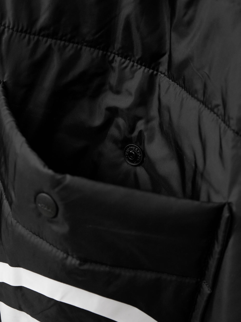 ビッグエンブレムパッディングショールケープ