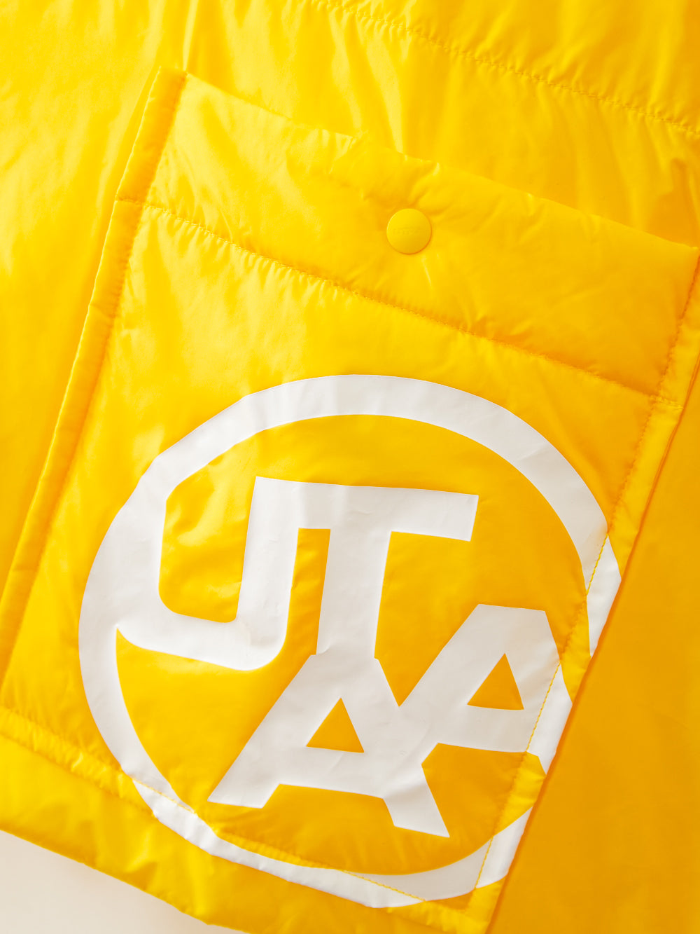 ビッグエンブレムパッディングショールケープ