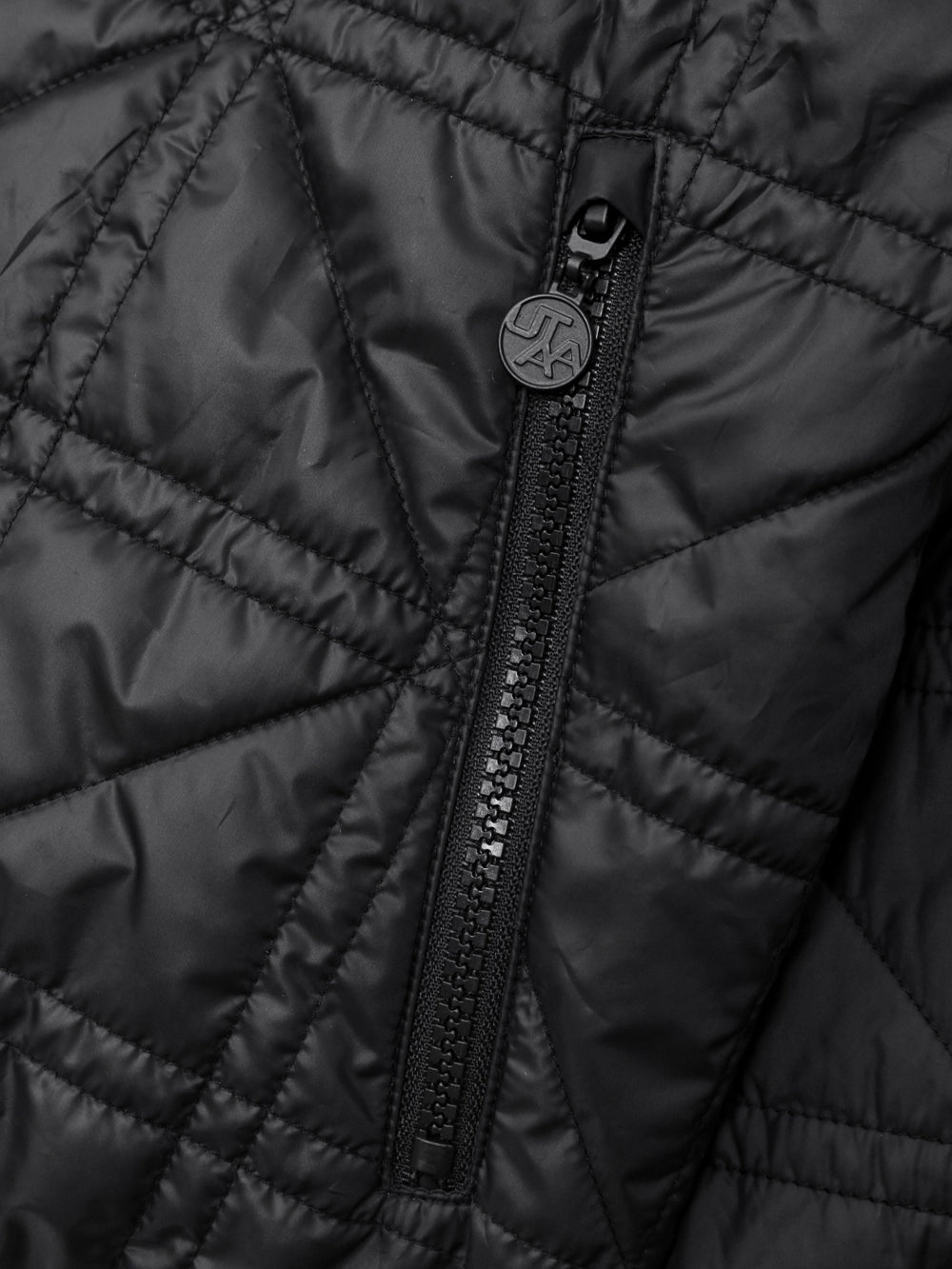 クロスキルティングエンブレムパディングジャンパー