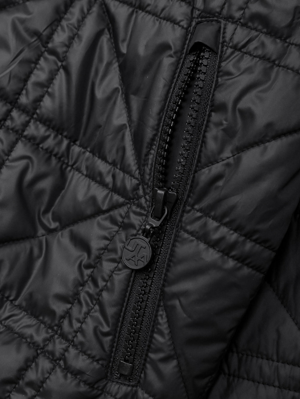 クロスキルティングエンブレムパディングジャンパー