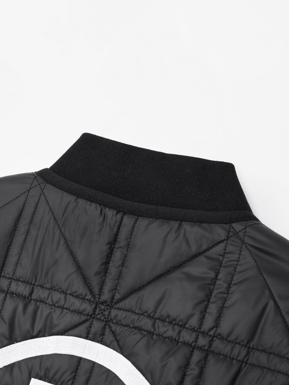 クロスキルティングエンブレムパディングジャンパー
