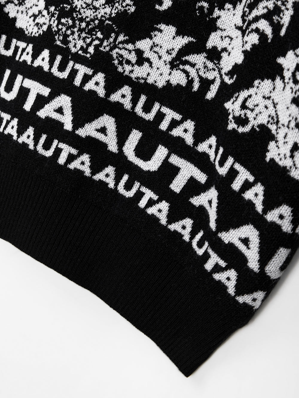 ダスク・ブラン・バロックニットフード