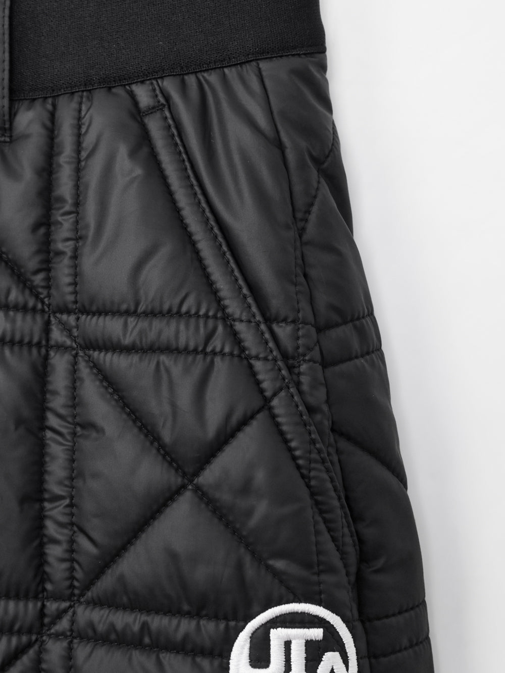 クロスキルティングシンボルパッド付きショートパンツ