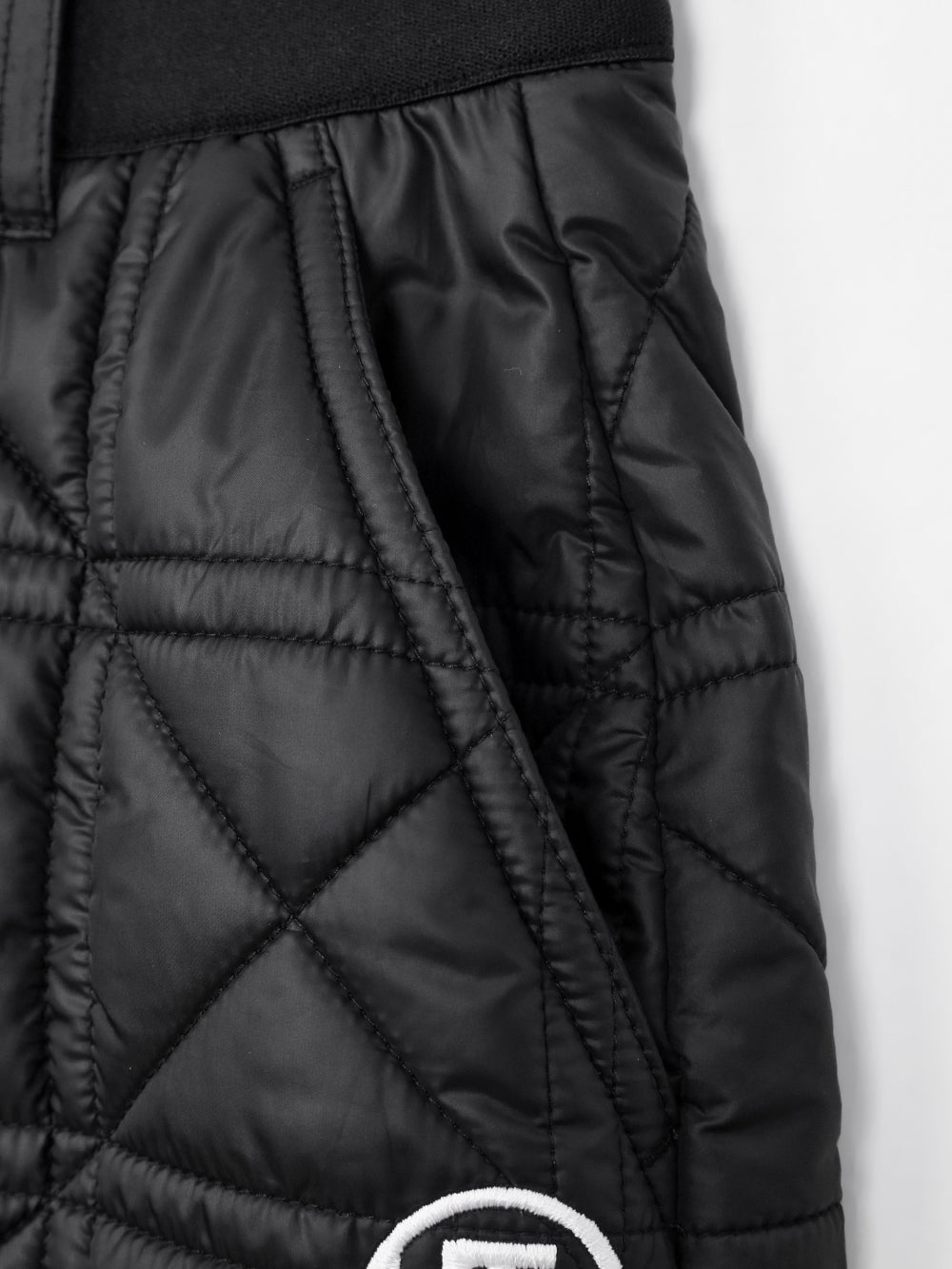 クロスキルティングシンボルパッド付きショートパンツ