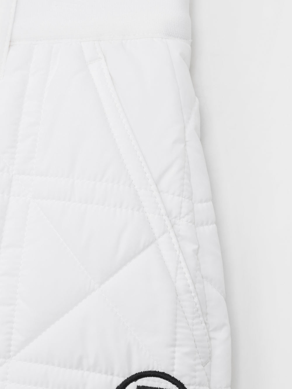 クロスキルティングシンボルパッド付きショートパンツ