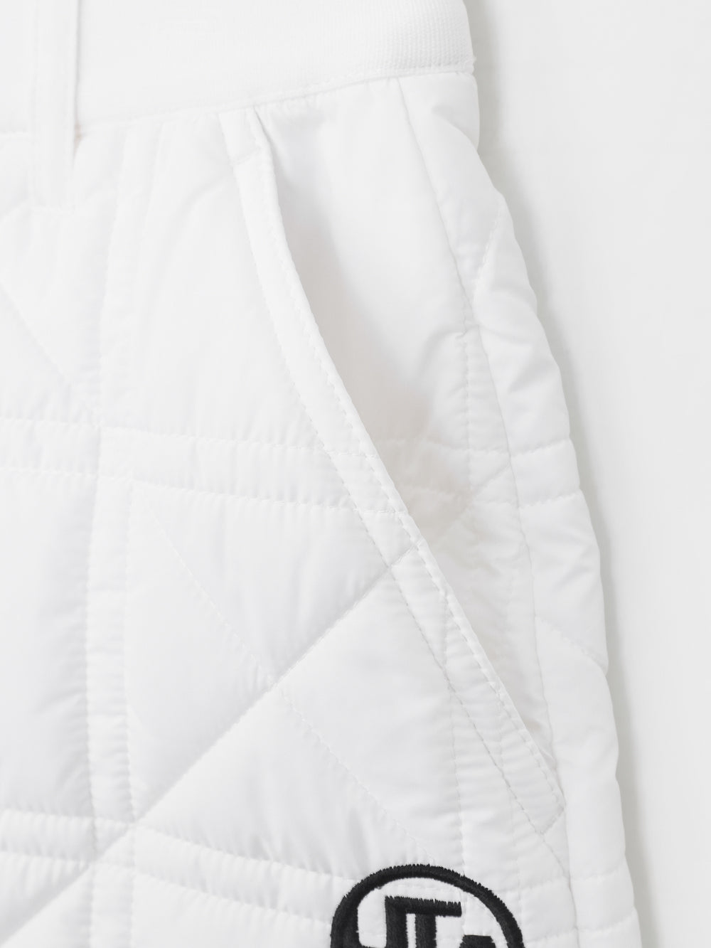 クロスキルティングシンボルパッド付きショートパンツ