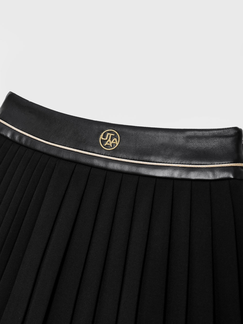 ロイヤルギルトトパーズ レザーミックスプリーツスカート : ブラック