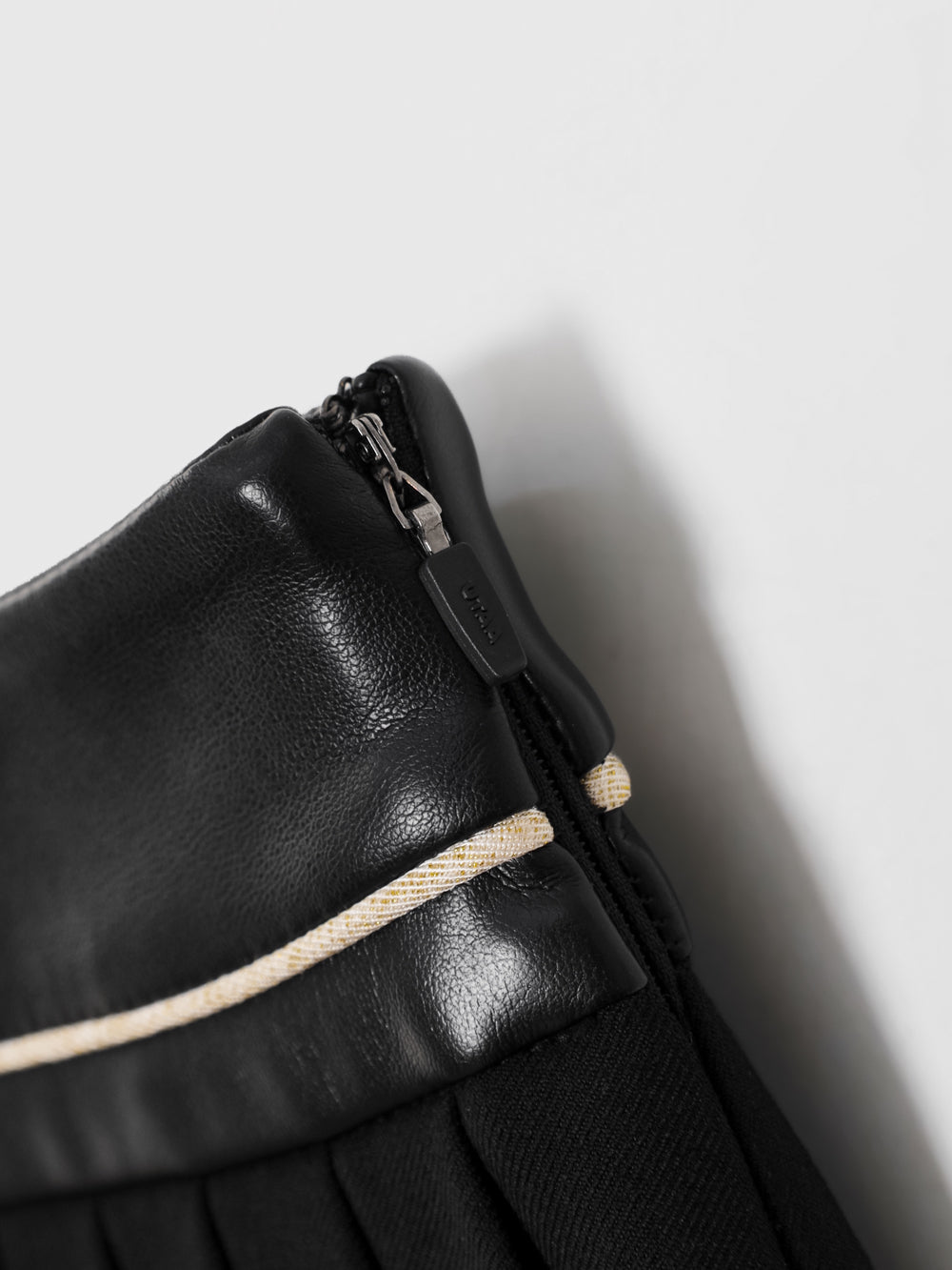 ロイヤルギルトトパーズ レザーミックスプリーツスカート : ブラック