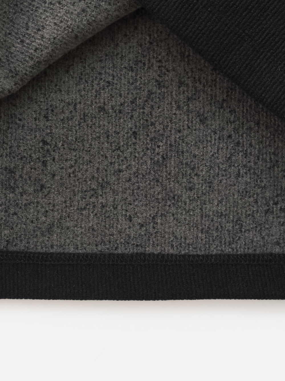 UTAA ドゥカート ルーナル ギルト シンボル タートルネック スリーブ : レディース