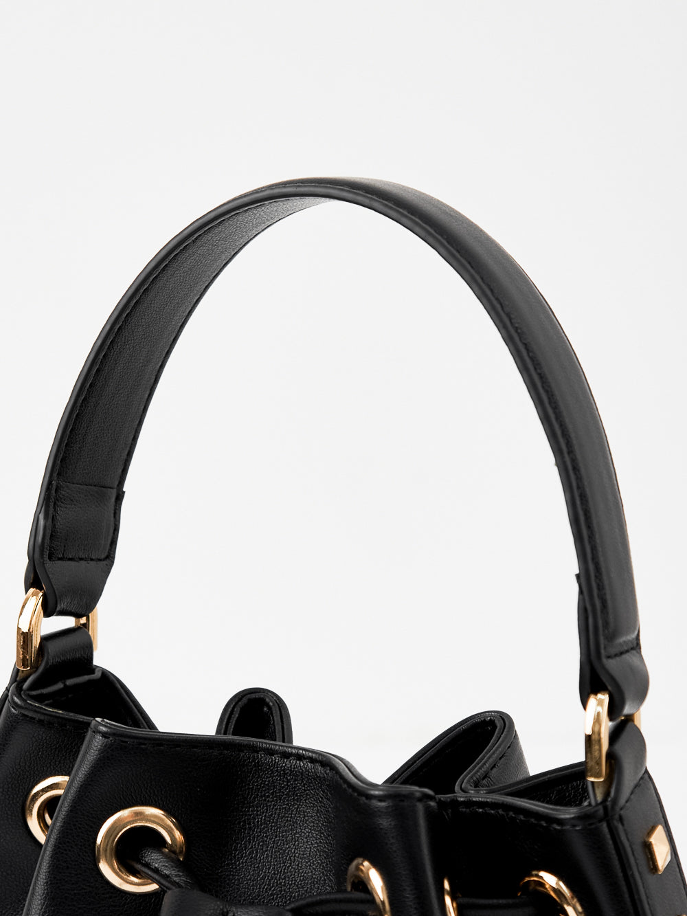 UTAA ゴールデンスタッドビッグエンブレムバケットバッグ ブラック : Women's