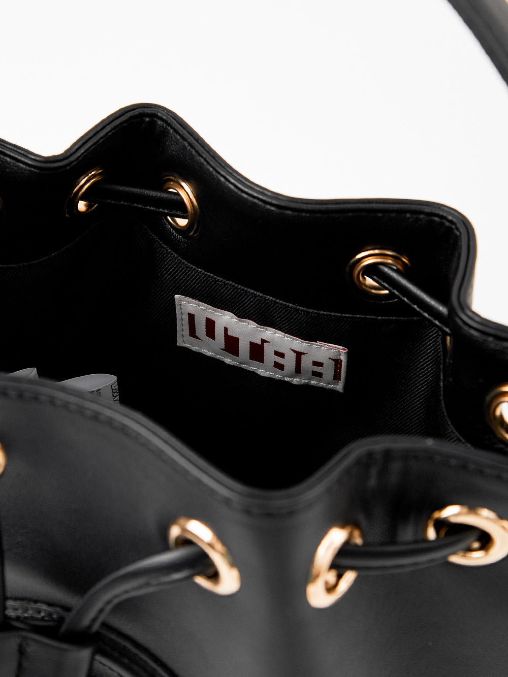 UTAA ゴールデンスタッドビッグエンブレムバケットバッグ ブラック : Women's