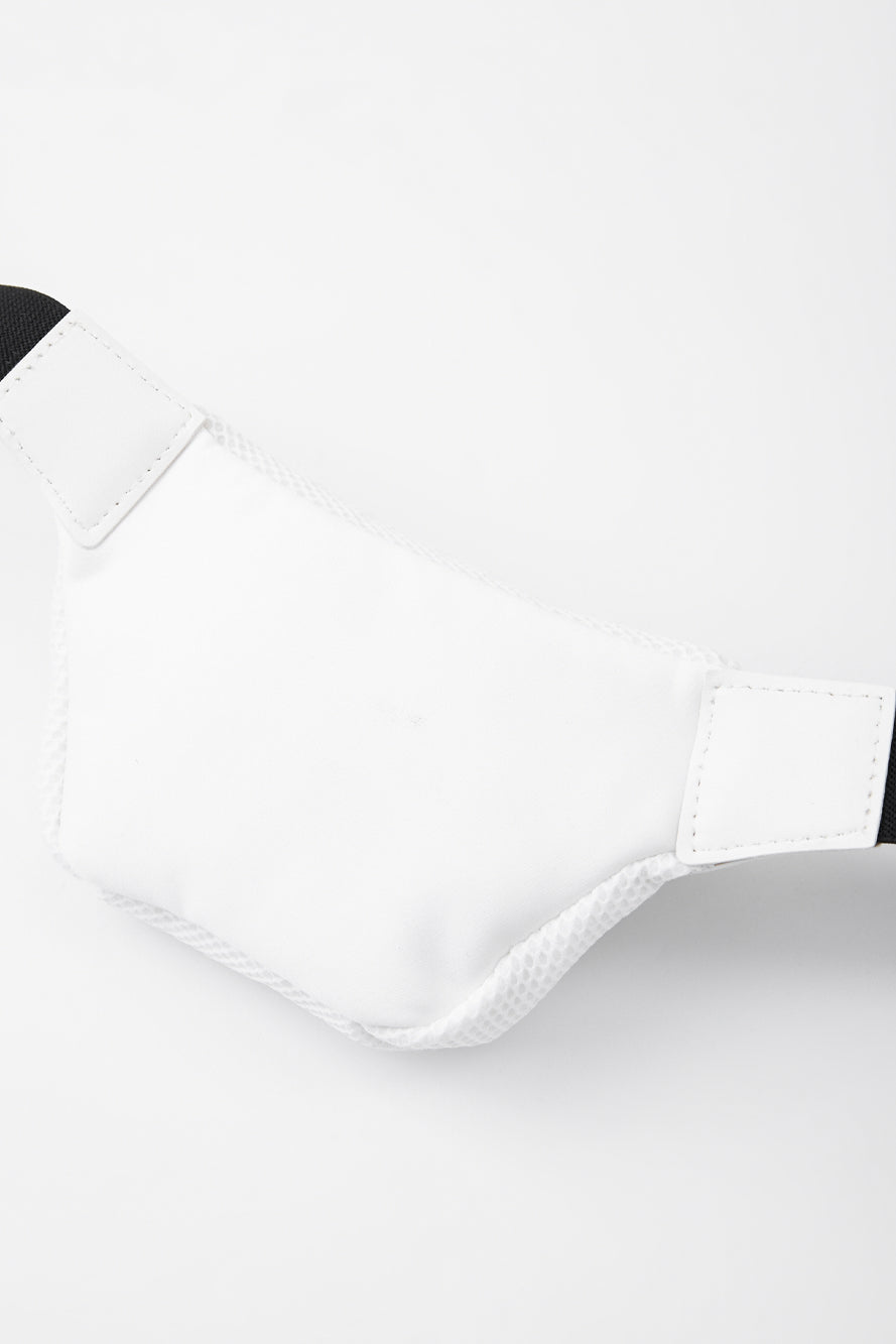 UTAA モノエンブレムメッシュベルトバッグ ホワイト : Women's