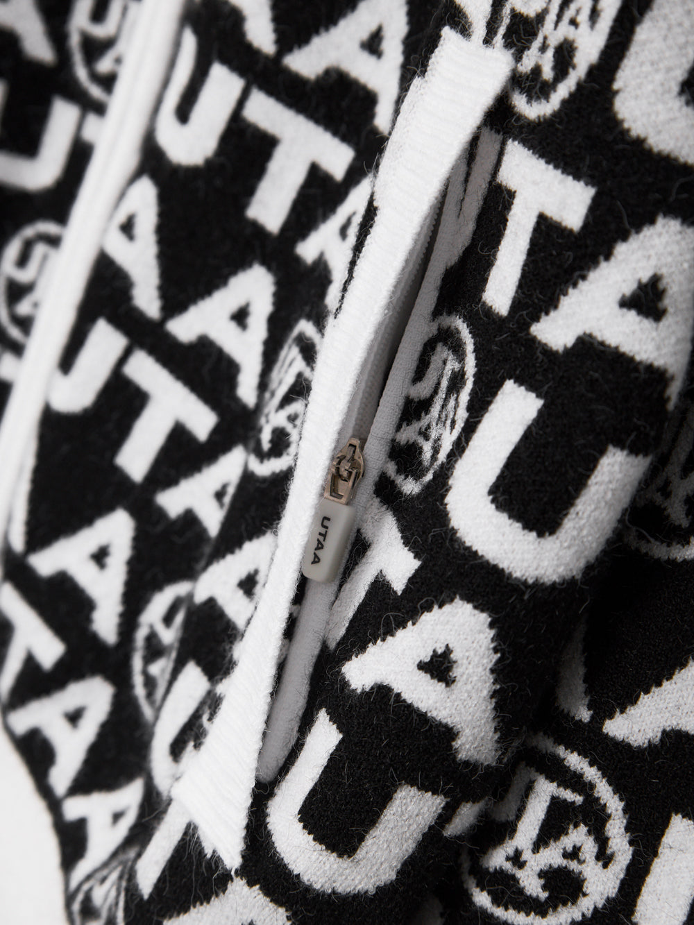 UTAA TypoブロックニットZip-upジャンパー ブラック : Women's